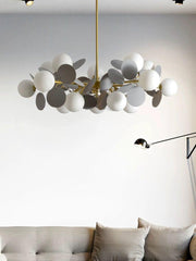 Lustra candelabru circular cu 12 globuri albe mate, structura aurie si discuri gri decorative, fasung E27, diametru 94 cm