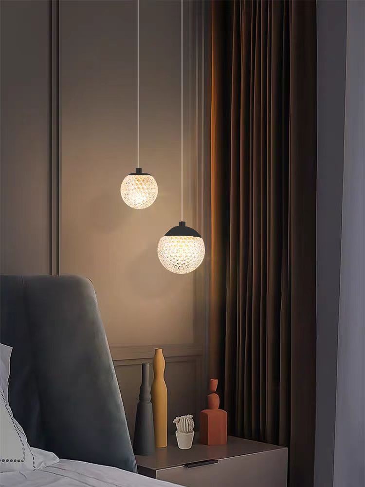 Lustra LED cu glob cristal acrilic fatetат, lumina calda 2700K-6500K, suspendata deasupra noptiere dormitor