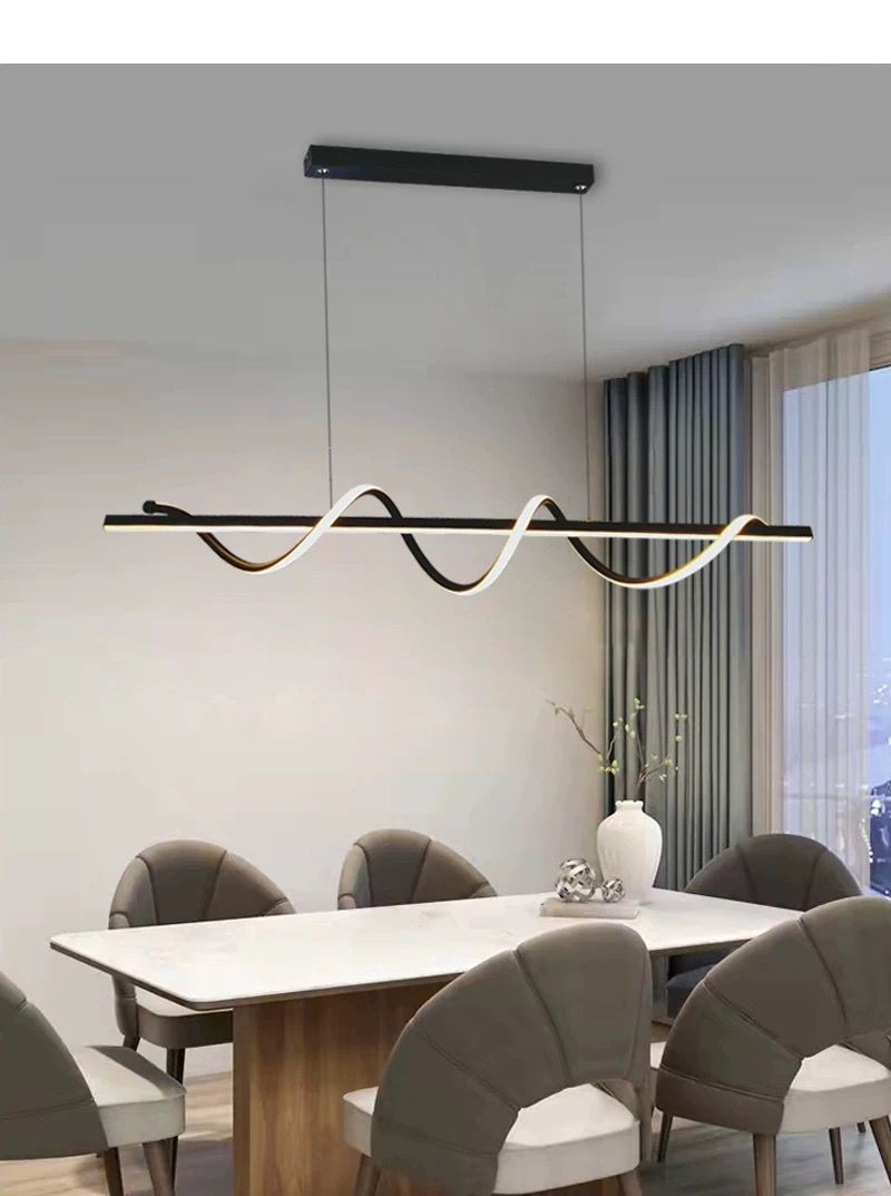 Lustra LED liniara cu forma ondulata, suspendata deasupra unei mese mari de sufragerie, aspect modern negru-alb
