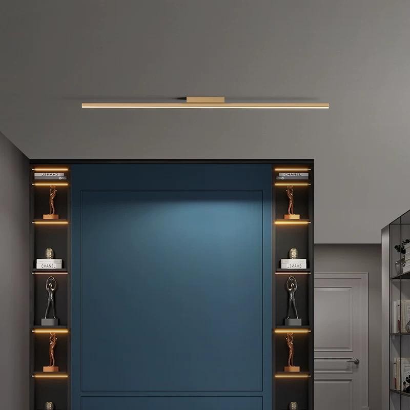 Plafoniera LED bar auriu montata pe tavan deasupra unui raft decorativ, lumina uniforma pe 100cm