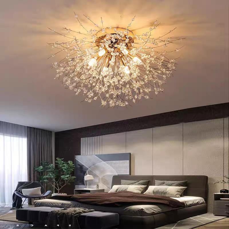 Lustra cristal aurie tip papadie montata pe tavan in dormitor modern, lumina calda