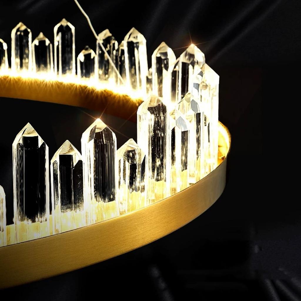 Lustra LED inel cristal acrilic auriu 136W, detaliu cristale coroana cu lumina calda 3000K