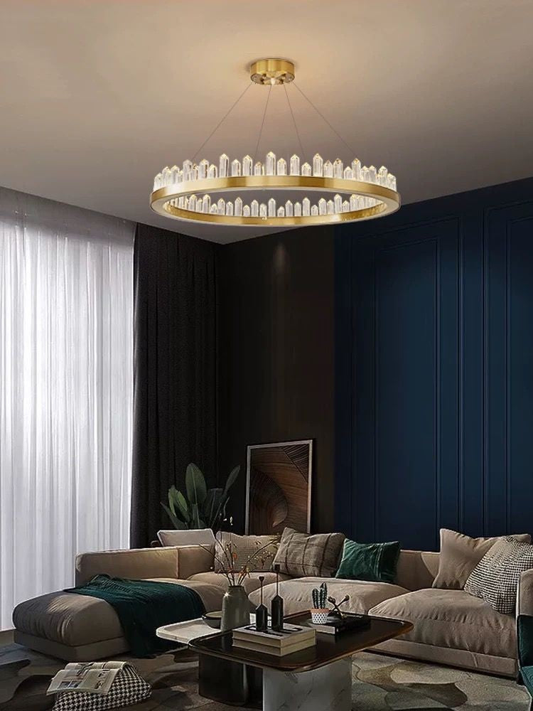 Lustra LED inel cristal in living contemporary cu perete albastru, aspect decorativ premium