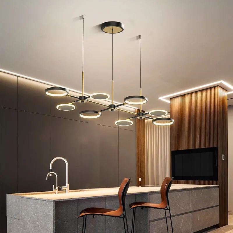 Lustra LED cu discuri circulare suspendata deasupra insulei de bucatarie, aspect elegant in interior contemporan