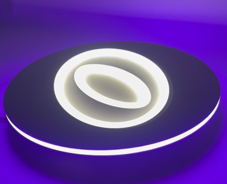 Plafoniera LED circulara cu banda RGB violet la baza si lumina alba centrala, profil compact