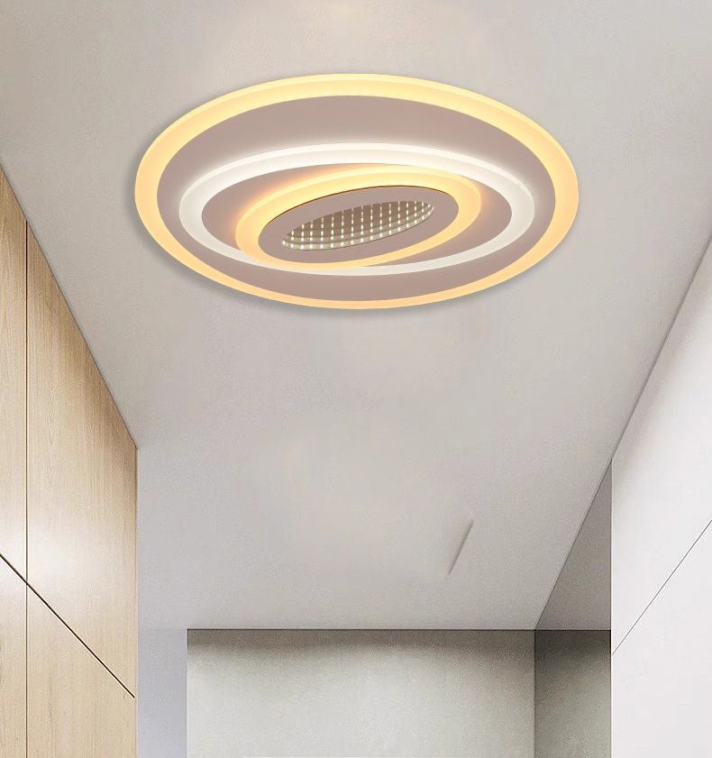 Plafoniera LED 3D montata pe tavan in living, lumina calda 3000K, design spiralat cu inele concentrice