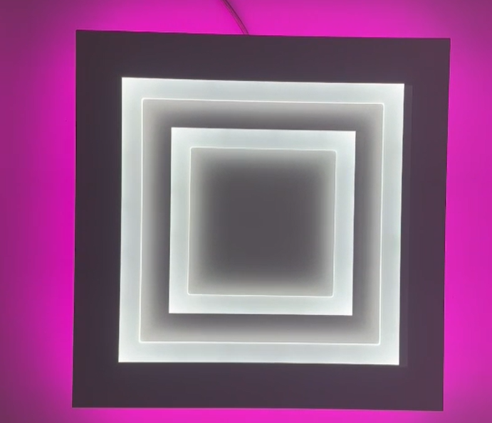 Lustra LED patrata cu lumina alba si backlight RGB roz-mov aprins pe contur exterior