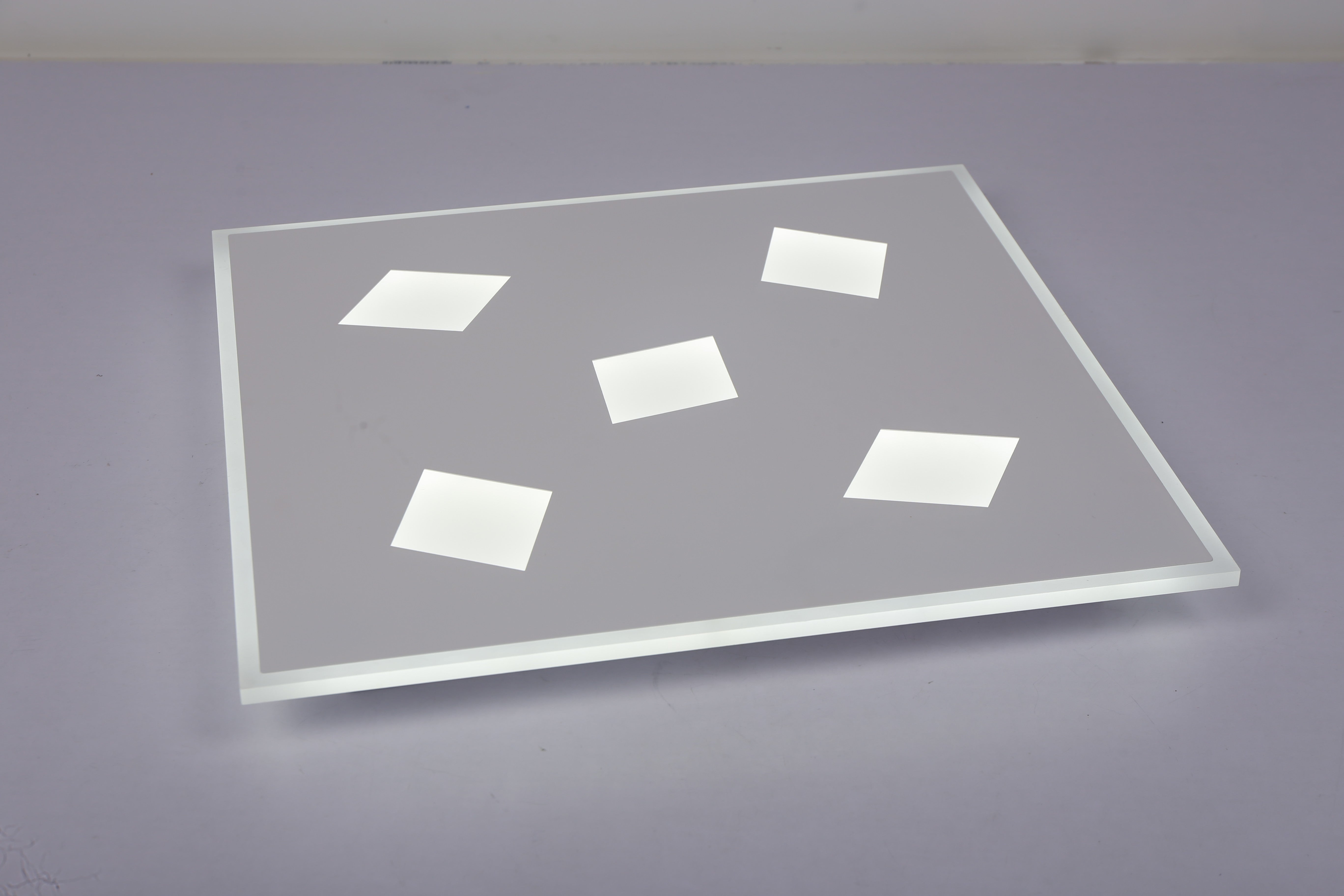 Plafoniera LED patrata, lumina rece 6500K, unghi lateral, margine difuzoare transparente