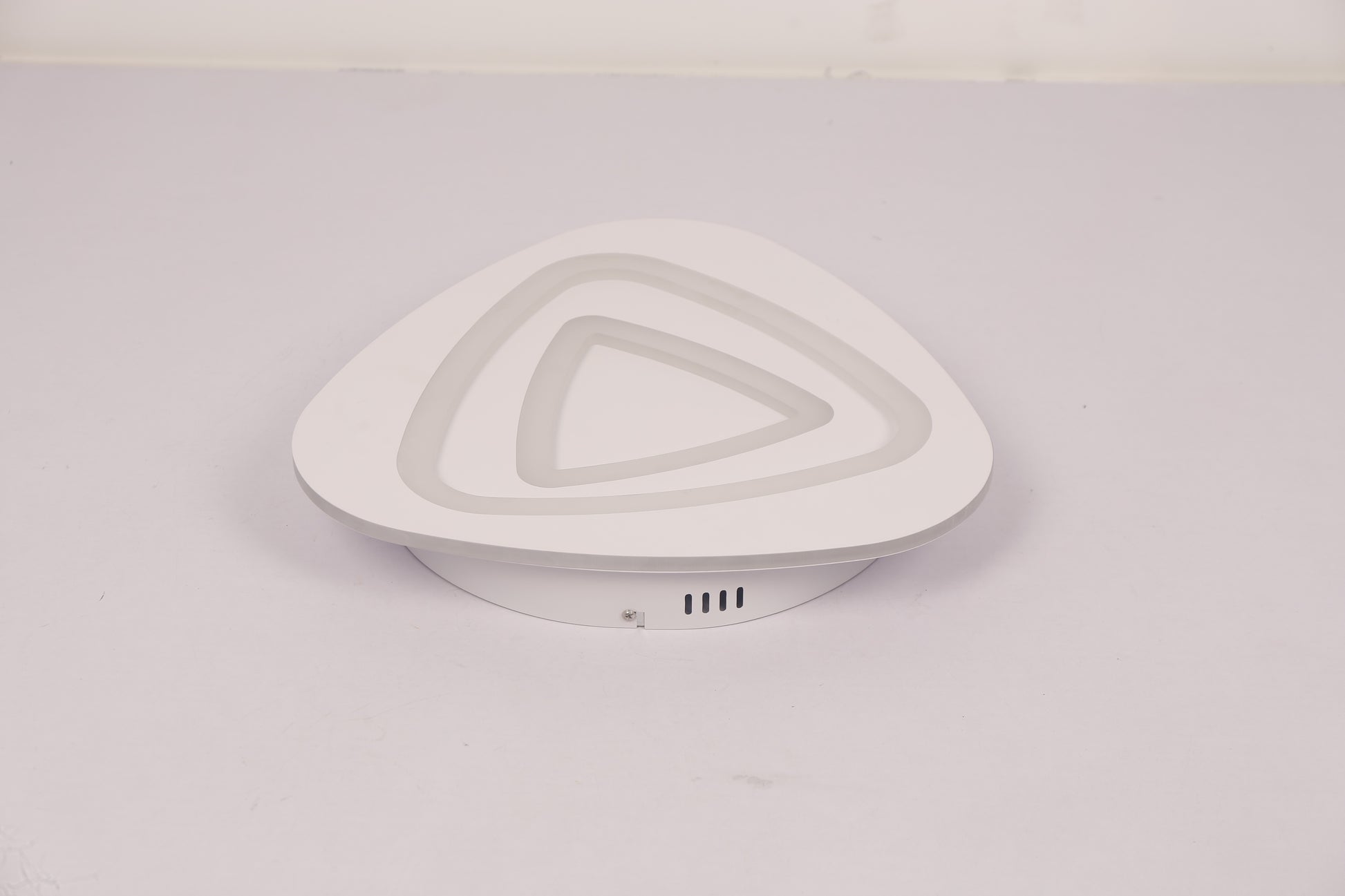 Plafoniera LED triunghiulara stinsa, corp alb mat cu grile de ventilatie, vedere laterala