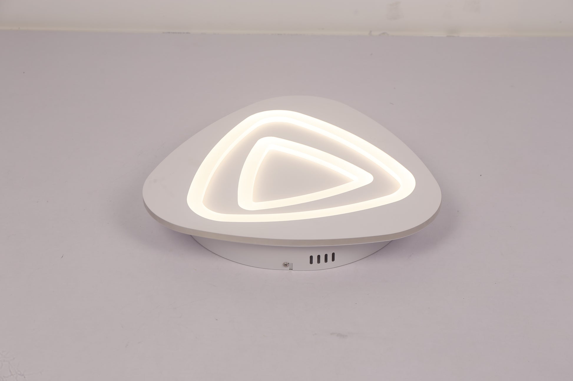 Plafoniera LED triunghi cu lumina alba neutra, fara iluminare RGB pe contur