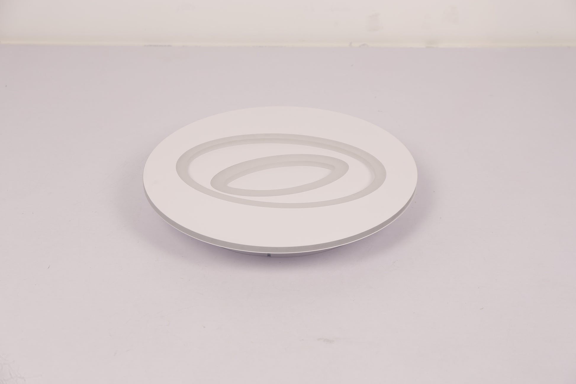 Plafoniera LED rotunda stinsa, design circular stratificat, finisaj alb mat, vedere laterala