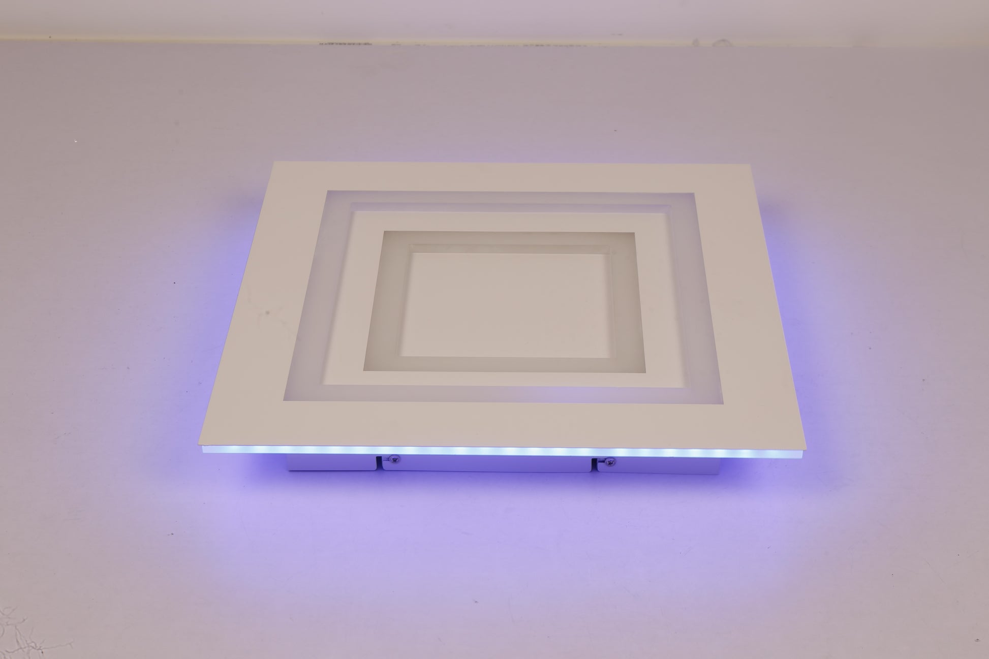Plafoniera LED patrata stins, vedere laterala cu sistem de prindere pe tavan si LED RGB albastru activ
