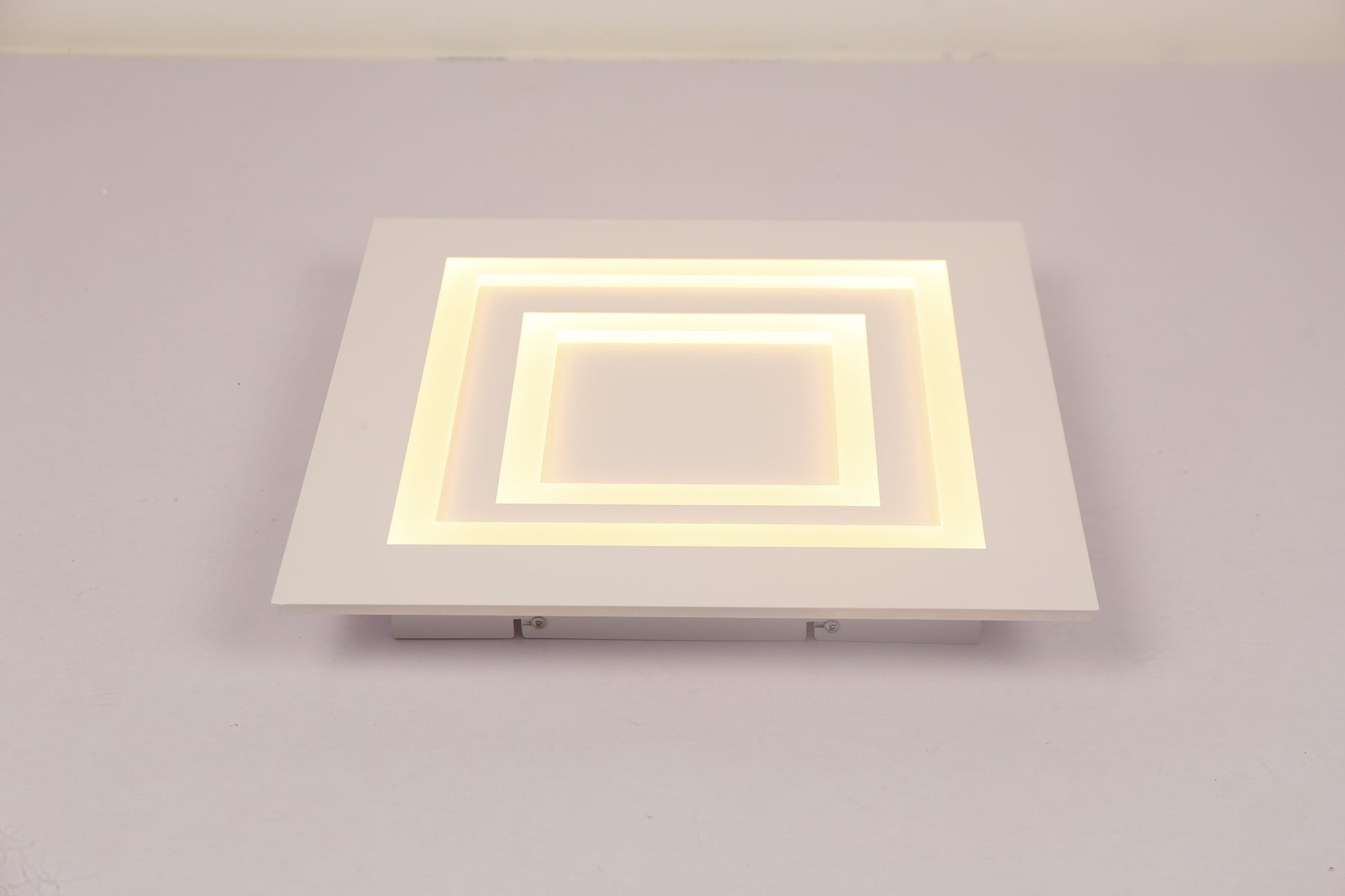 Plafoniera LED patrata cu lumina calda, design stratificat din acril mat, vedere frontala usor inclinata