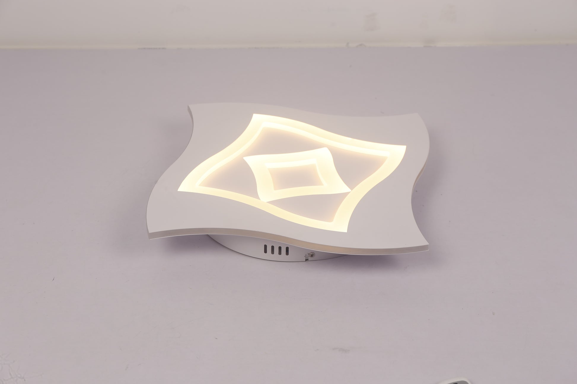 Plafoniera LED cu lumina calda 3000K, design geometric cu romburi concentrice, vedere frontala