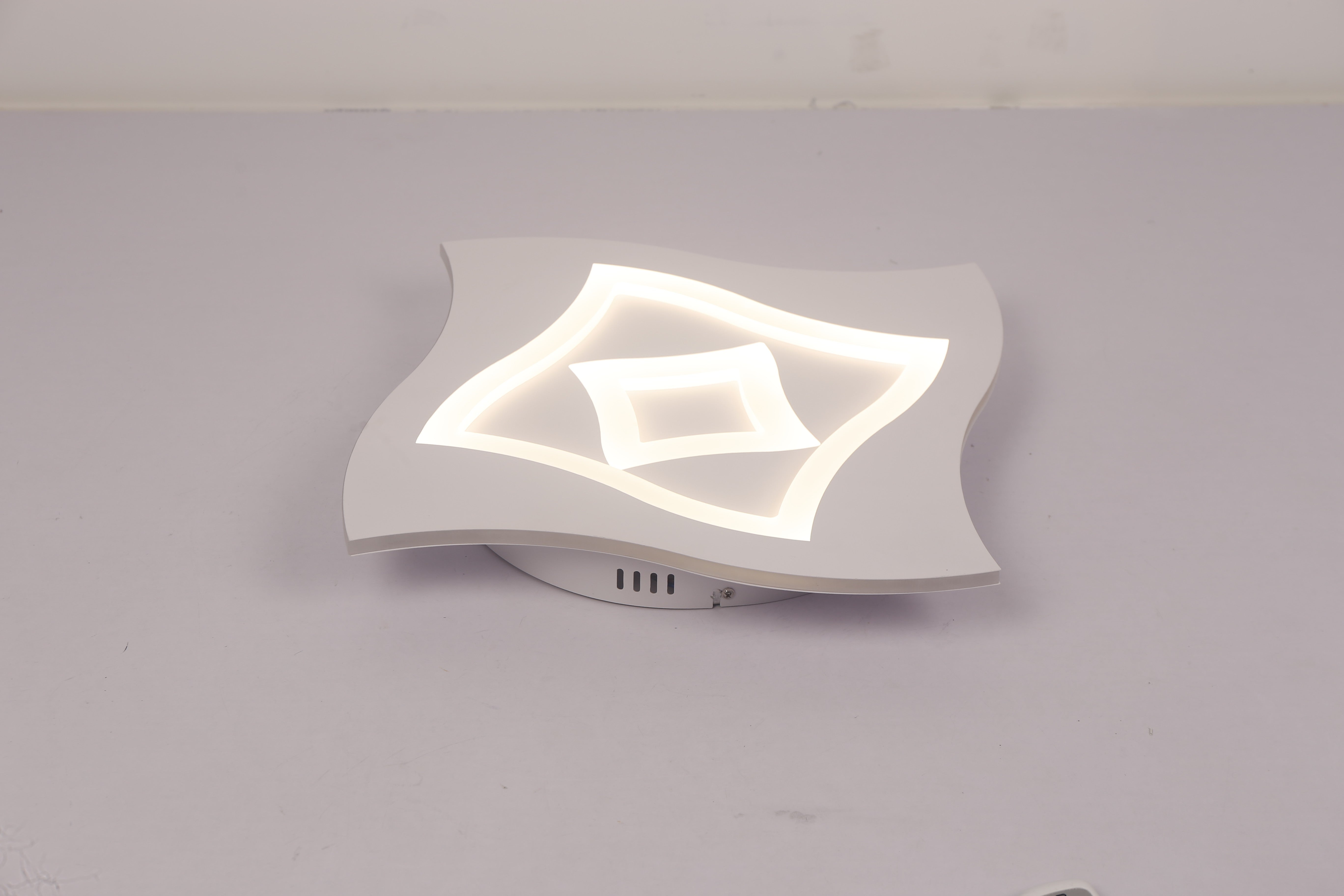 Plafoniera LED cu lumina alba si intensitate reglabila, corp ondulat din metal si acril, vedere laterala