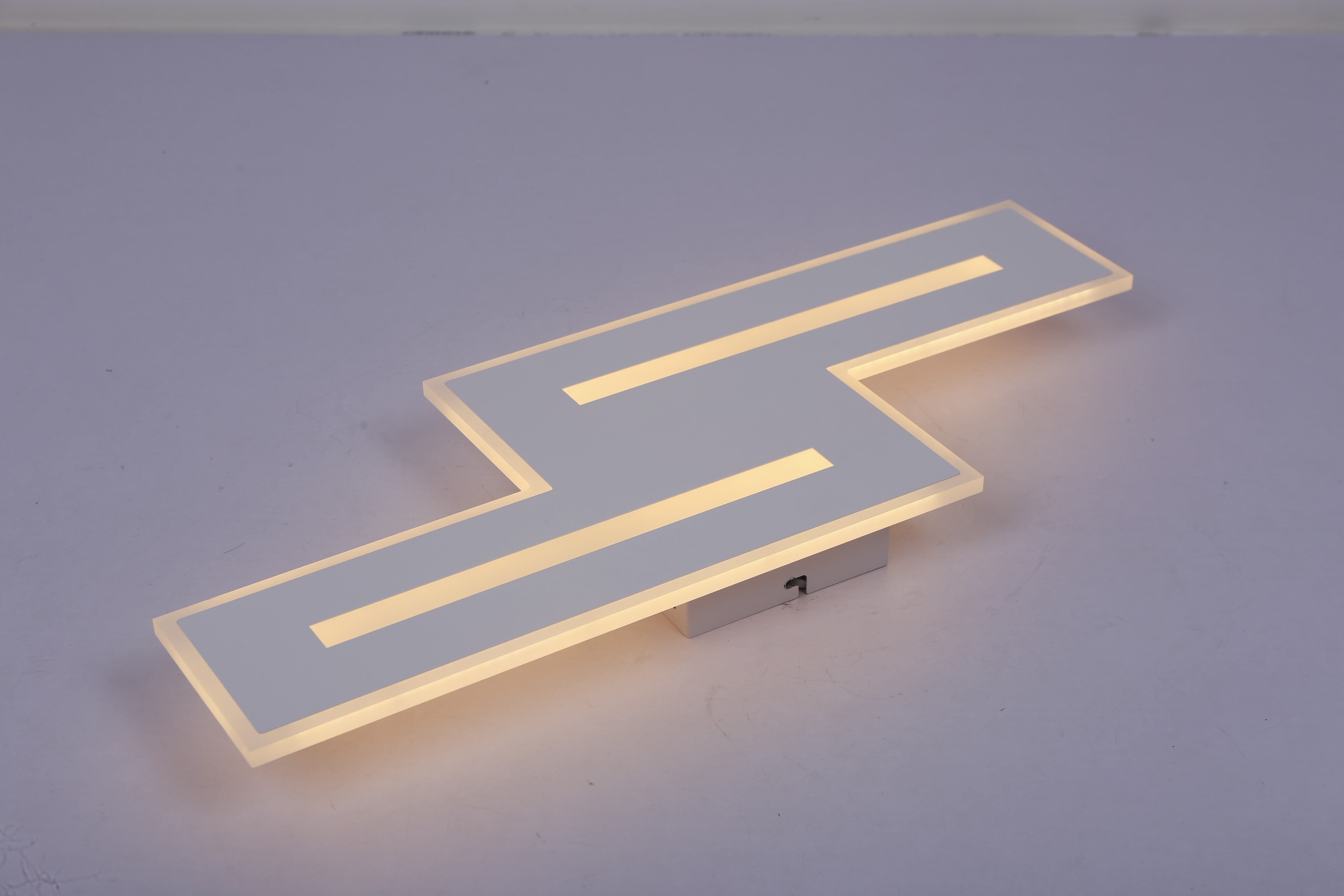 Plafoniera LED in trepte aprinsa, lumina calda 3000K, difuzor acrilic translucid, vedere laterala