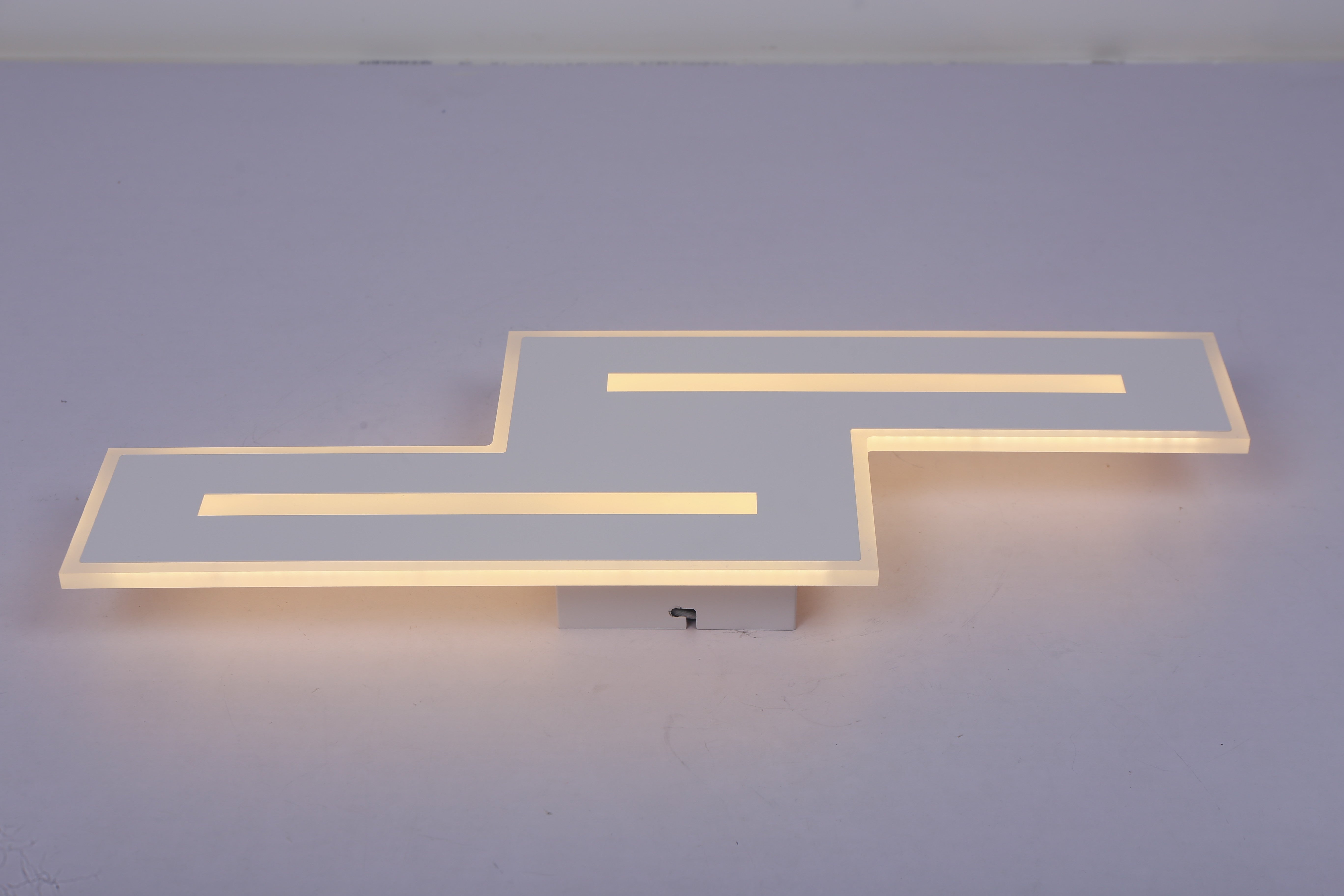 Plafoniera LED geometrica aprinsa, lumina calda uniforma pe contur si benzi interioare, vedere de sus