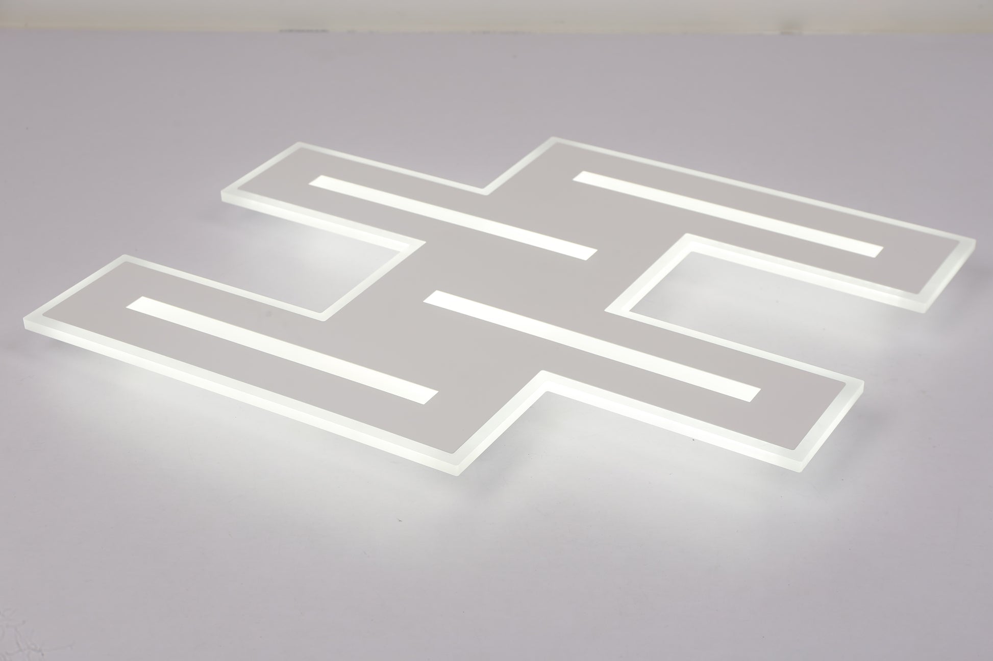 Plafoniera LED geometrica aprinsa cu lumina rece intensa, contur alb stralucitor bine definit