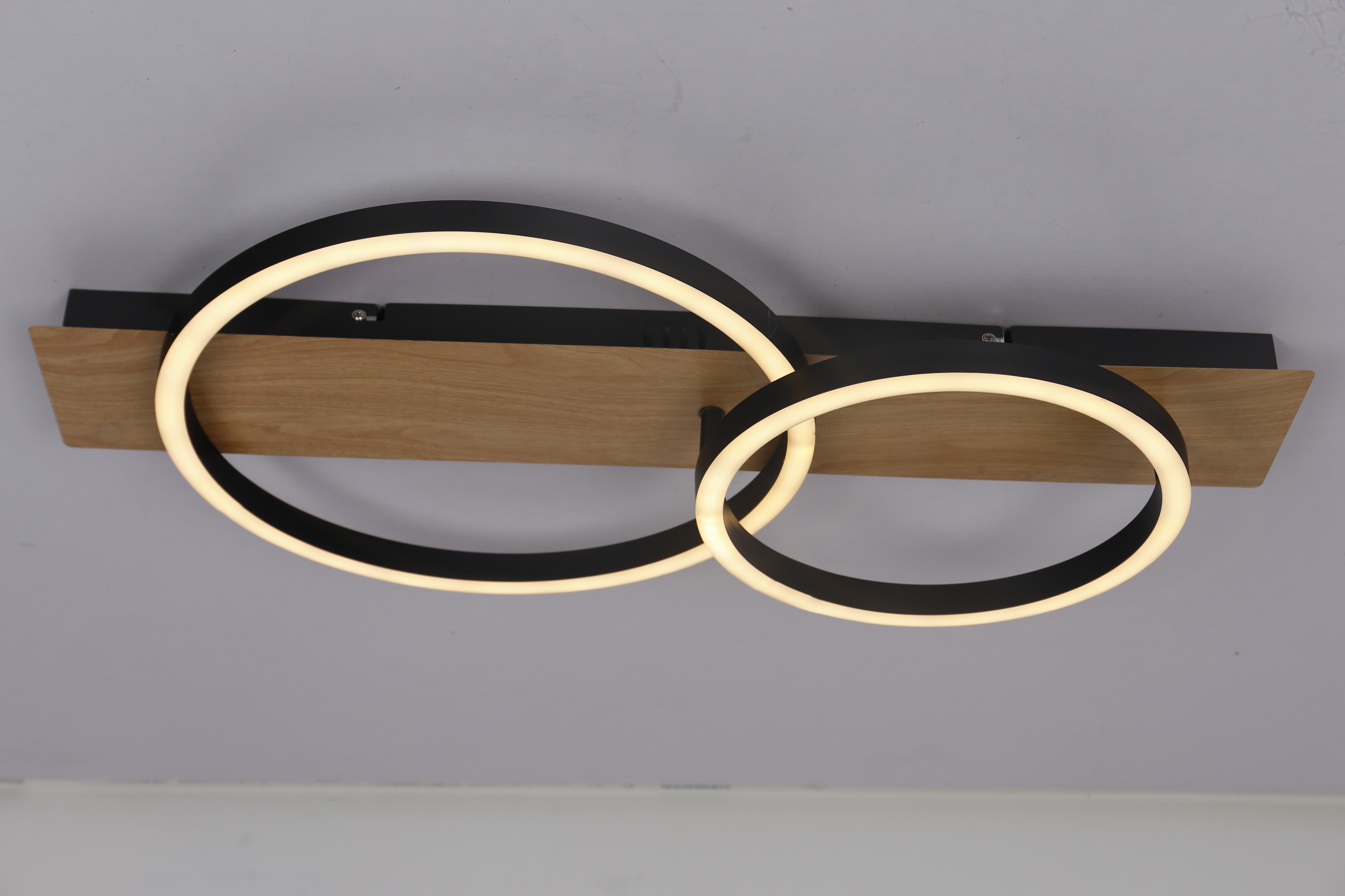 Plafoniera LED cu inele eliptice si finisaj lemn natural, iluminata cu lumina calda, unghi frontal